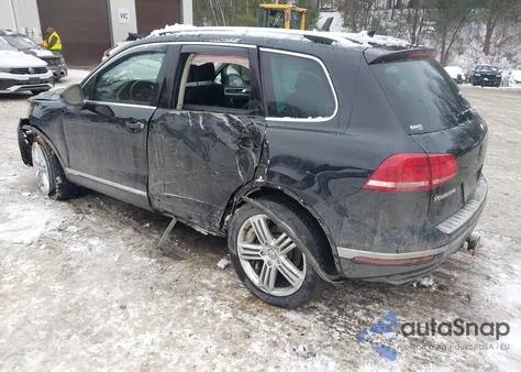 2016 Volkswagen Touareg Vr6 Executive z USA, uszkodzony, nr VIN WVGEF9BP3GD012242